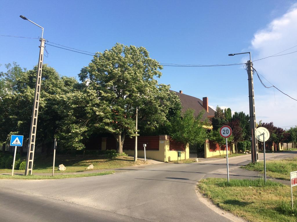 Emi Vendégház Balatonszárszó Exterior foto